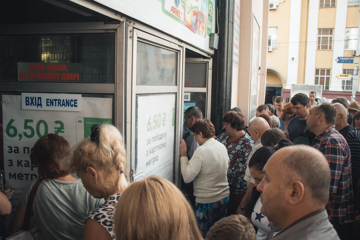 Когда станцию открывают, поток людей устремляется в вестибюль Когда станцию открывают, поток людей устремляется в вестибюль