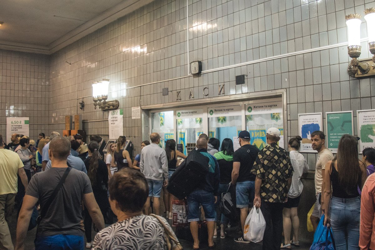 Людям приходится ждать по полчаса, чтобы купить заветный жетон Людям приходится ждать по полчаса, чтобы купить заветный жетон