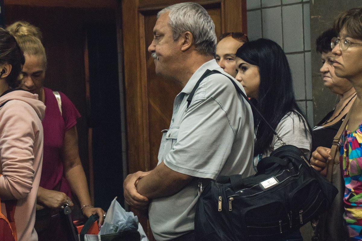 Из шести автоматов по продаже жетонов на станции работали четыре