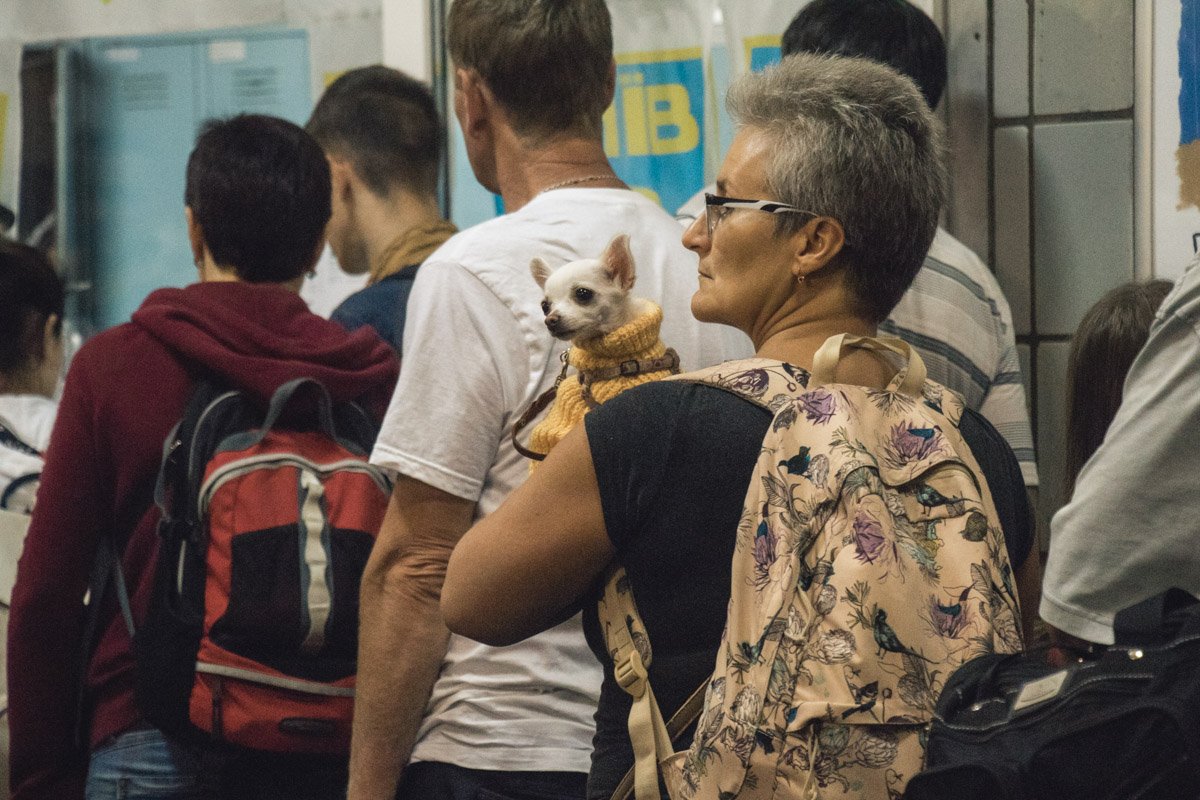 В вестибюле станции царила довольно напряженная атмосфера В вестибюле станции царила довольно напряженная атмосфера