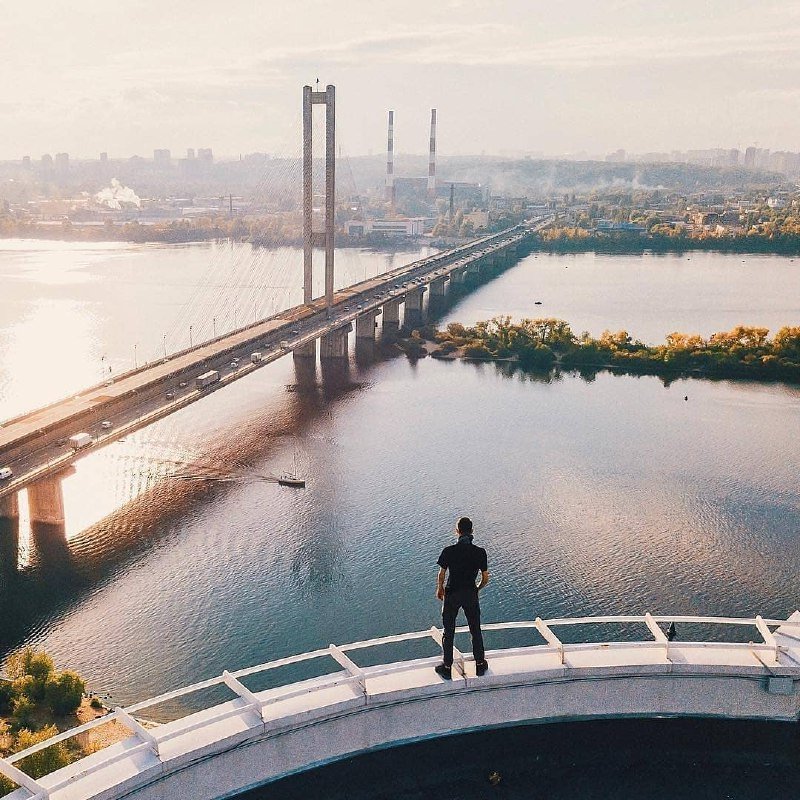 Маленькие люди в большом городе. Фото @vlad.vasylkevych Маленькие люди в большом городе. Фото @vlad.vasylkevych