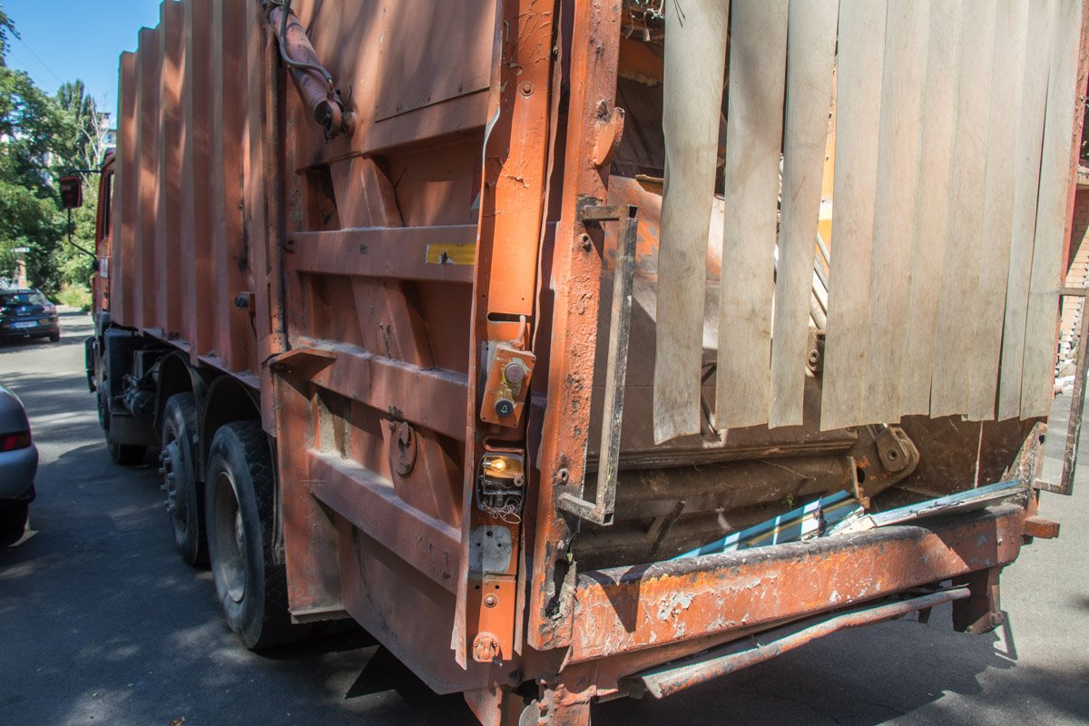 Мужчина выгружал мусор в мусоровоз и по неосторожности с ним произошел несчастный случай