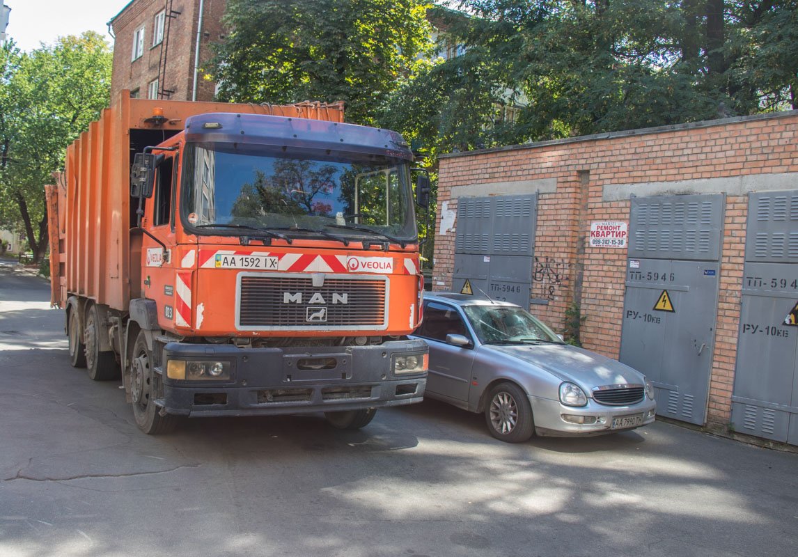 Он не является работником ЖЭКа, но его жена — бригадир, попросила помочь с уборкой территории