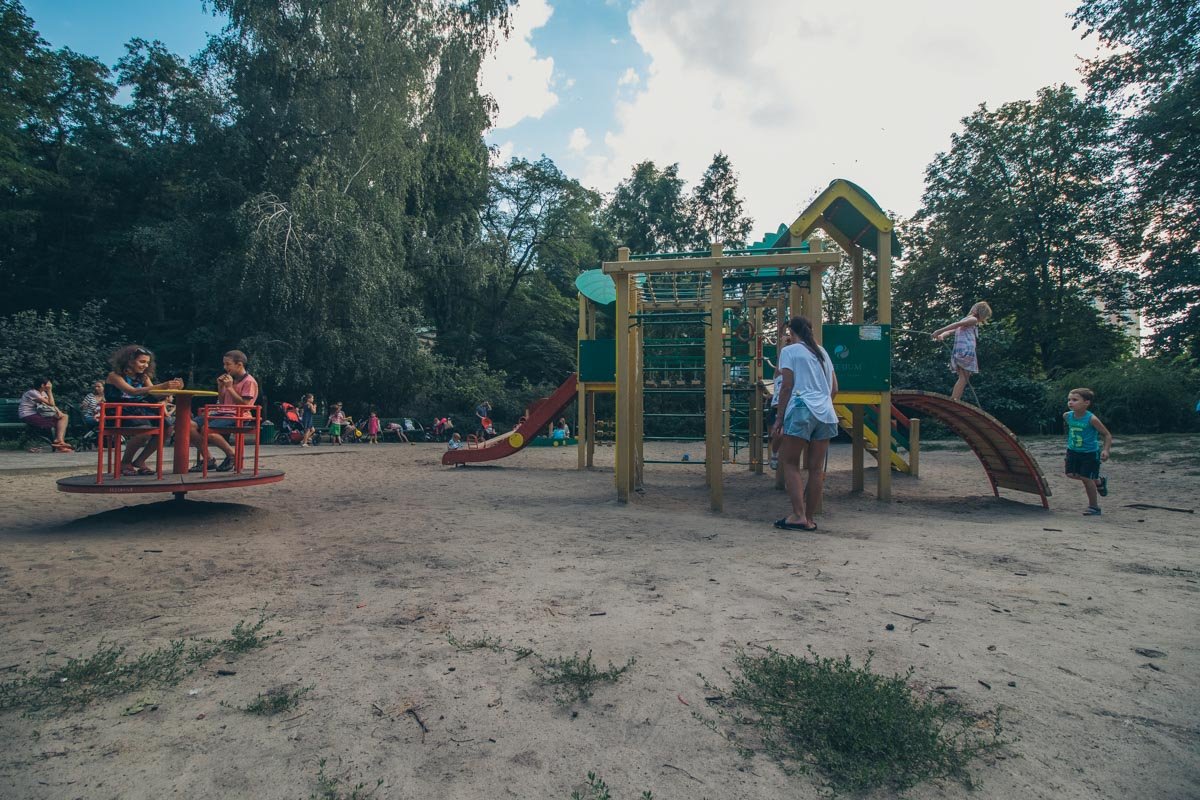 На территории есть бесплатная детская площадка, так что малышам будет, чем заняться