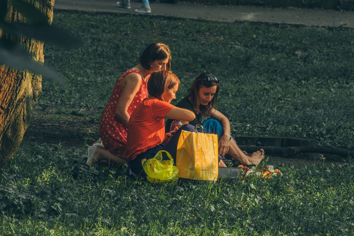 Можно устроить пикник с друзьями или просто поваляться на траве