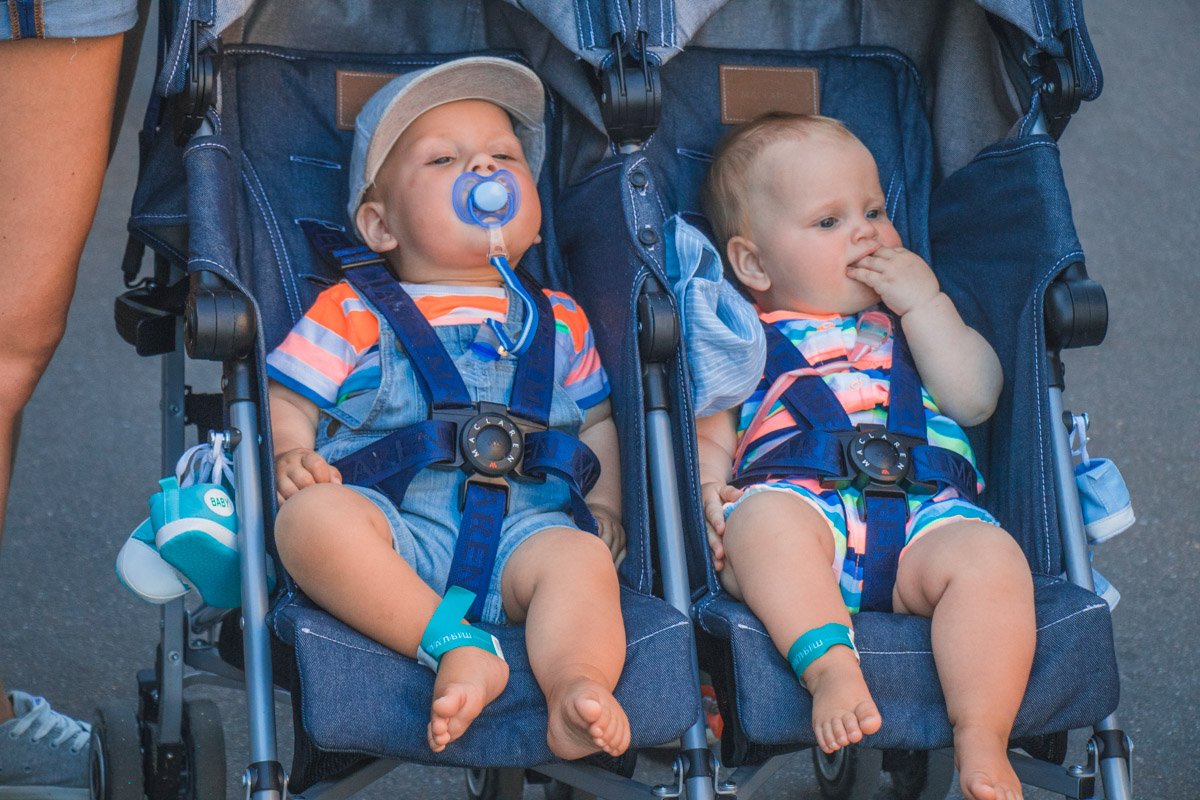 В этот день куражились больше 200 пар "одинаковых" маленьких людей 