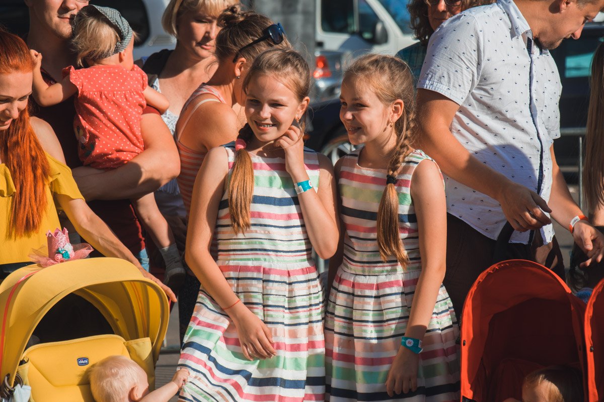 Участие в рекорде принимали близнецы любого возраста со всей Украины