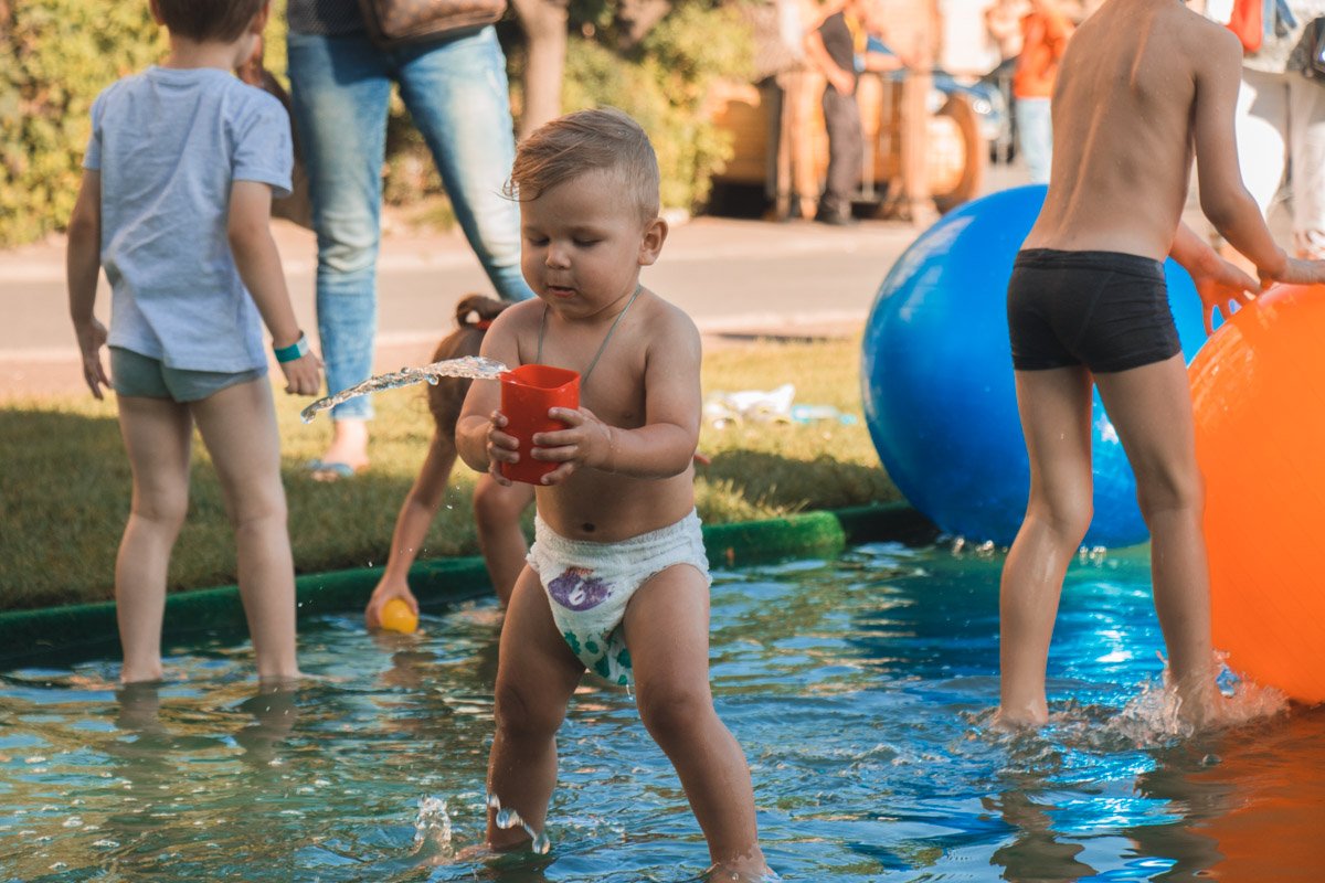 Малыш увлечен серьезным делом