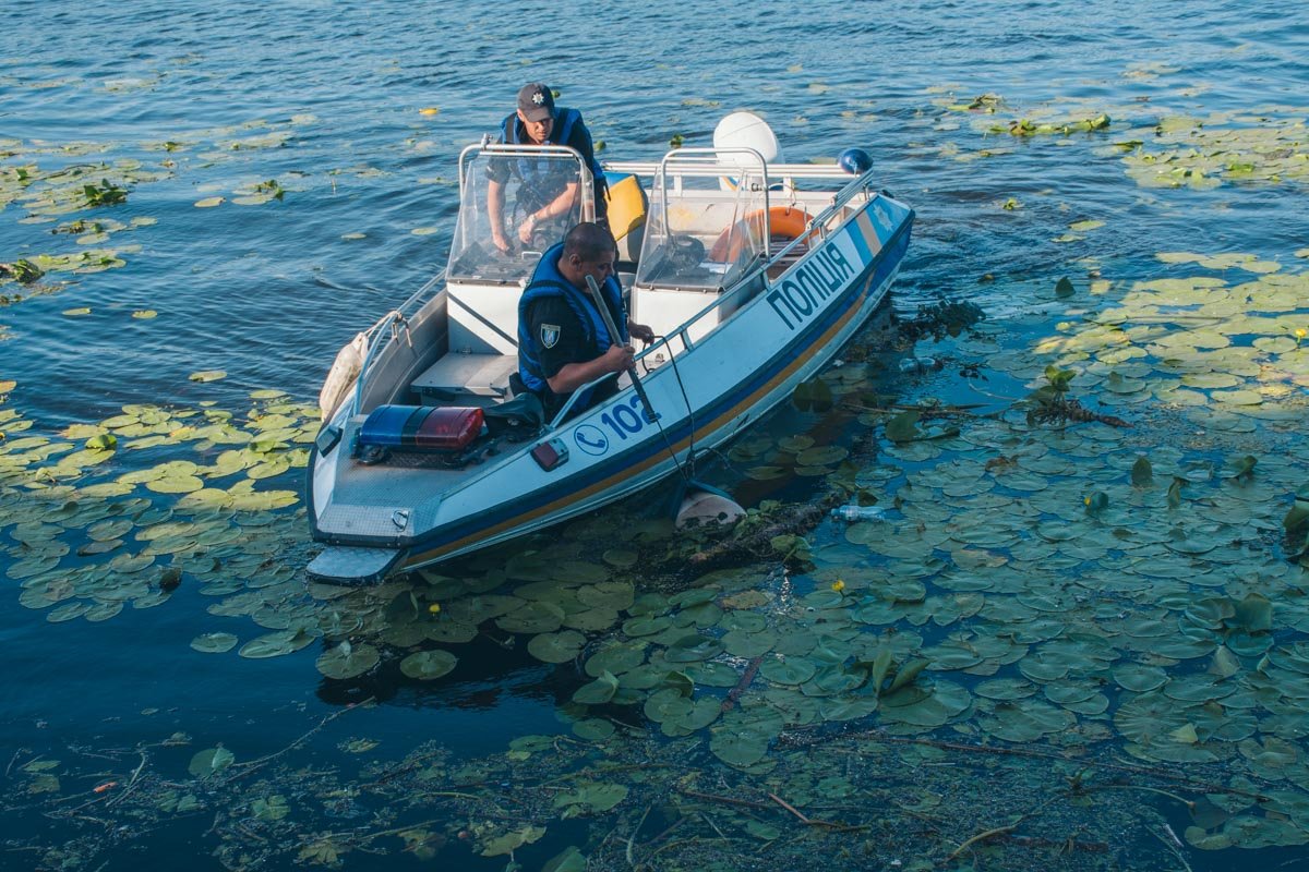 Утопленницу обнаружила пара, которая гуляла по набережной Днепра Утопленницу обнаружила пара, которая гуляла по набережной Днепра