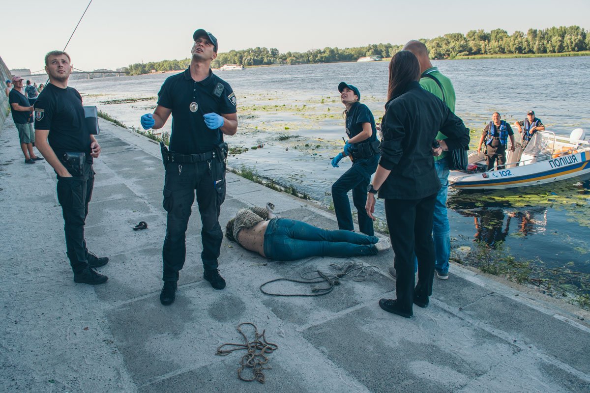 По словам правоохранителей, тело находилось в воде около суток По словам правоохранителей, тело находилось в воде около суток