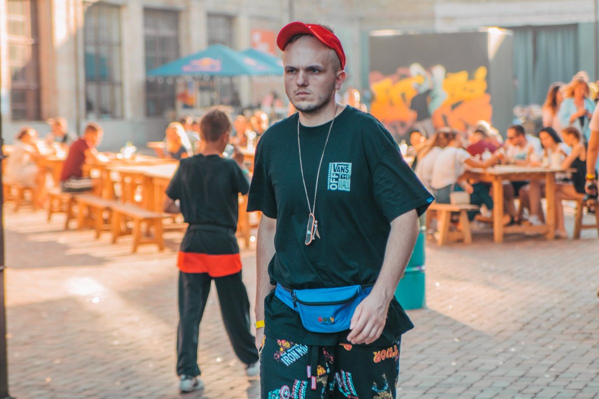 С таким серьезным лицом ходят только настоящие рэперы 