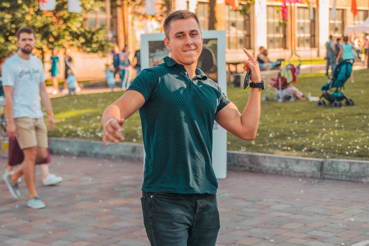 Это снова Сережа и на "Кураж-базаре" ему очень весело