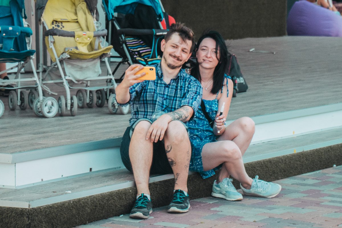 Пока он делает селфи, она позирует фотографу 