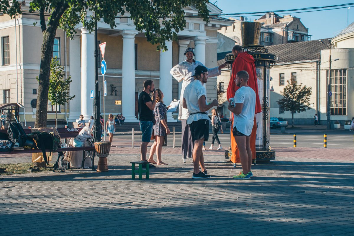 11 августа в Киеве на Контрактовой площади возле памятника Григорию Сковороде прошел флешмоб Люди с табуретками 11 августа в Киеве на Контрактовой площади возле памятника Григорию Сковороде прошел флешмоб Люди с табуретками
