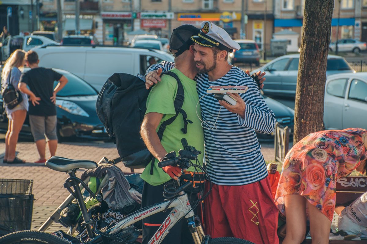 Он посвящен фильму Леонида Кантера о путешествиях с табуретом вокруг света Он посвящен фильму Леонида Кантера о путешествиях с табуретом вокруг света