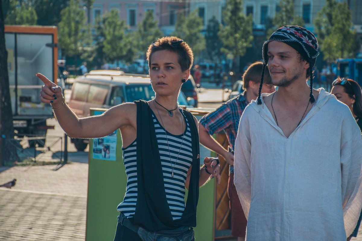 Главной фишкой ивента является то, что люди должны были принести с собой табуретки Главной фишкой ивента является то, что люди должны были принести с собой табуретки