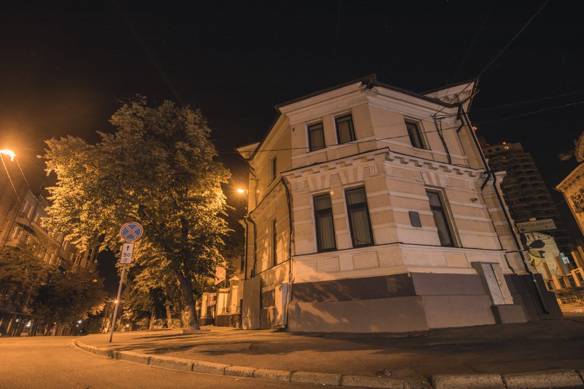 Ночью улица завораживает своей тишиной Ночью улица завораживает своей тишиной