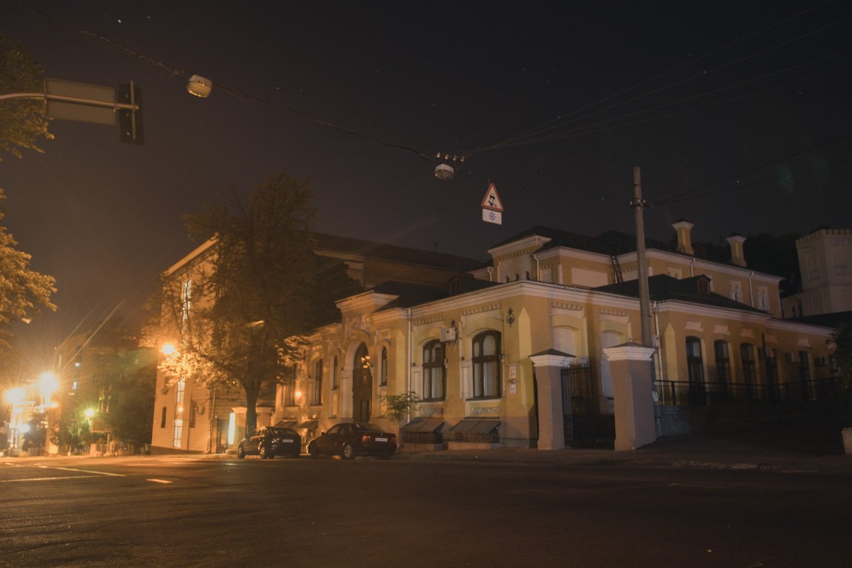 В свете уличных фонарей улица Бульварно-Кудрявская выглядит загадочно В свете уличных фонарей улица Бульварно-Кудрявская выглядит загадочно