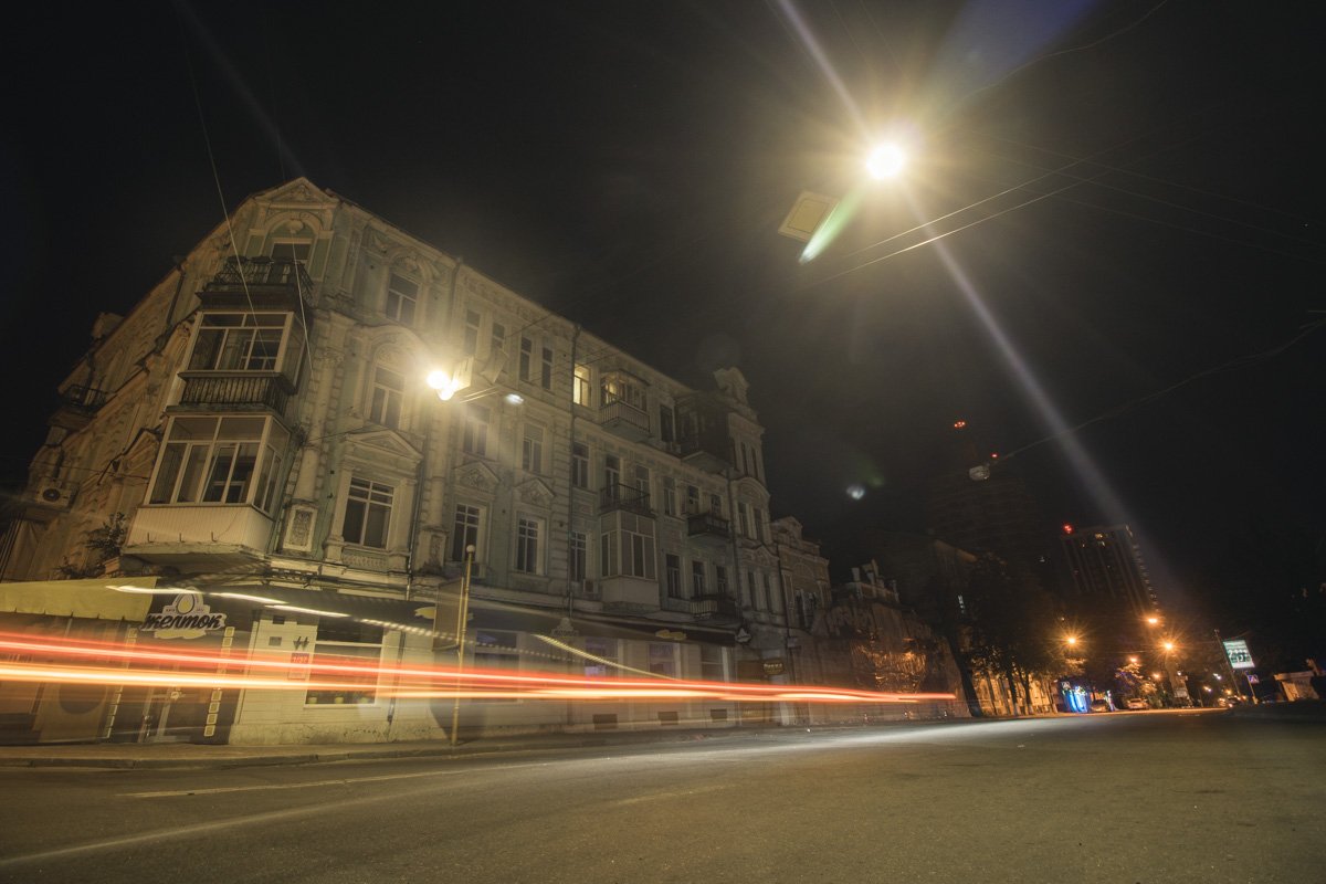 Старинное здание ждет рассвета