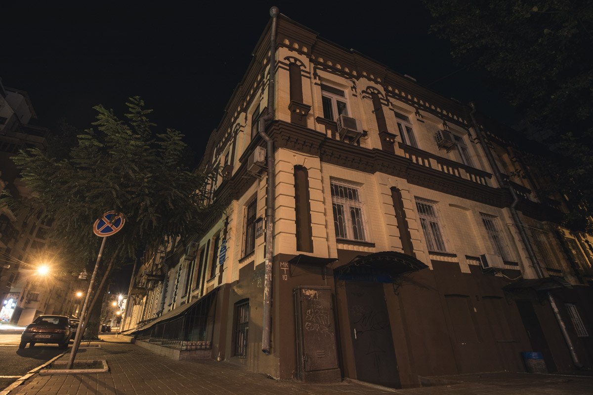 Тротуары ждут первых утренних пешеходов