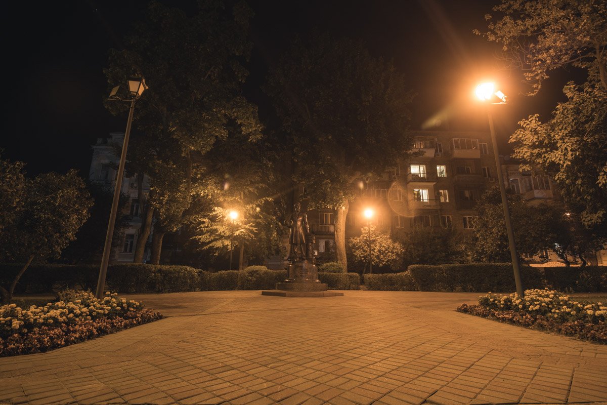 Тихий и уютный ночной сквер