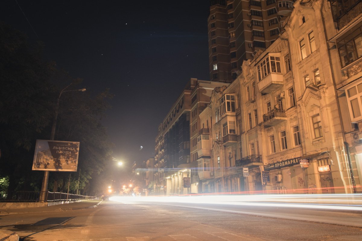 Фары проезжающих автомобилей ослепляют одиноких пешеходов Фары проезжающих автомобилей ослепляют одиноких пешеходов