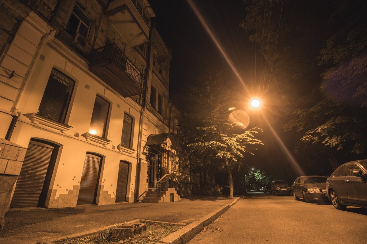 Аллея в свете ночных фонарей Аллея в свете ночных фонарей