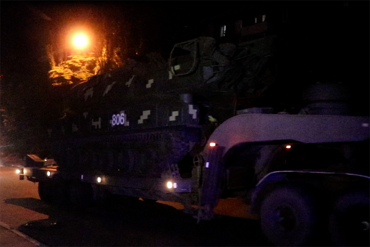 К торжественному празднику в город стягивают множество военной техники