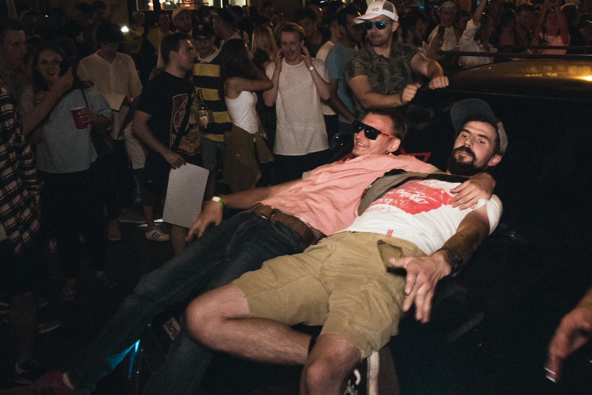 Пассажиры машины с удовольствием веселились вместе с отдыхающими из кафе Пассажиры машины с удовольствием веселились вместе с отдыхающими из кафе