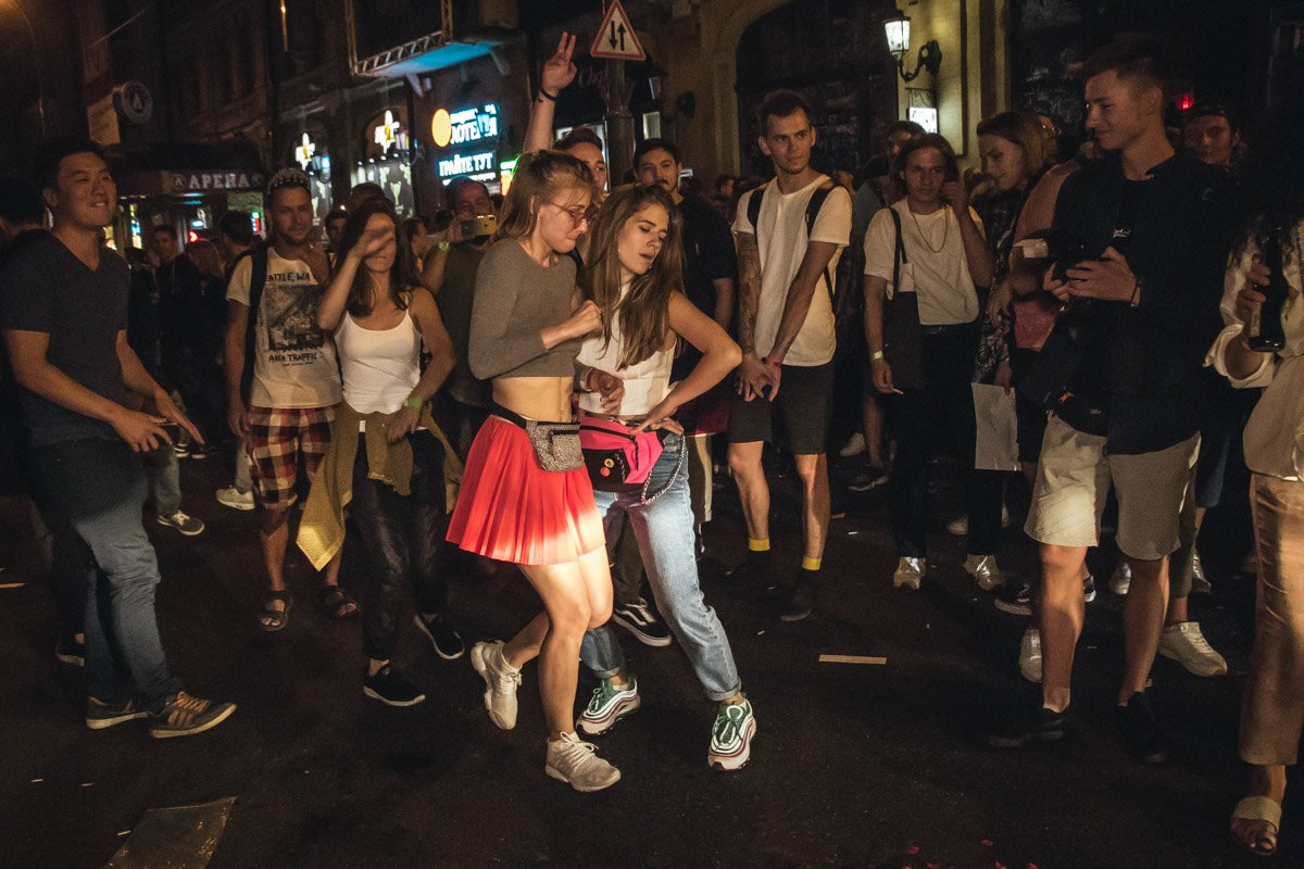 Страстные танцы перед водителями Страстные танцы перед водителями