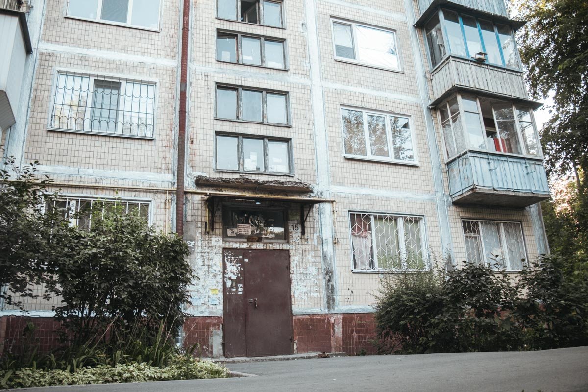 На улице Турчина, 15 мужчина выпал из окна балкона