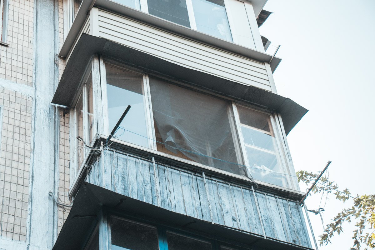 Предварительно, он выпал с четвертого этажа