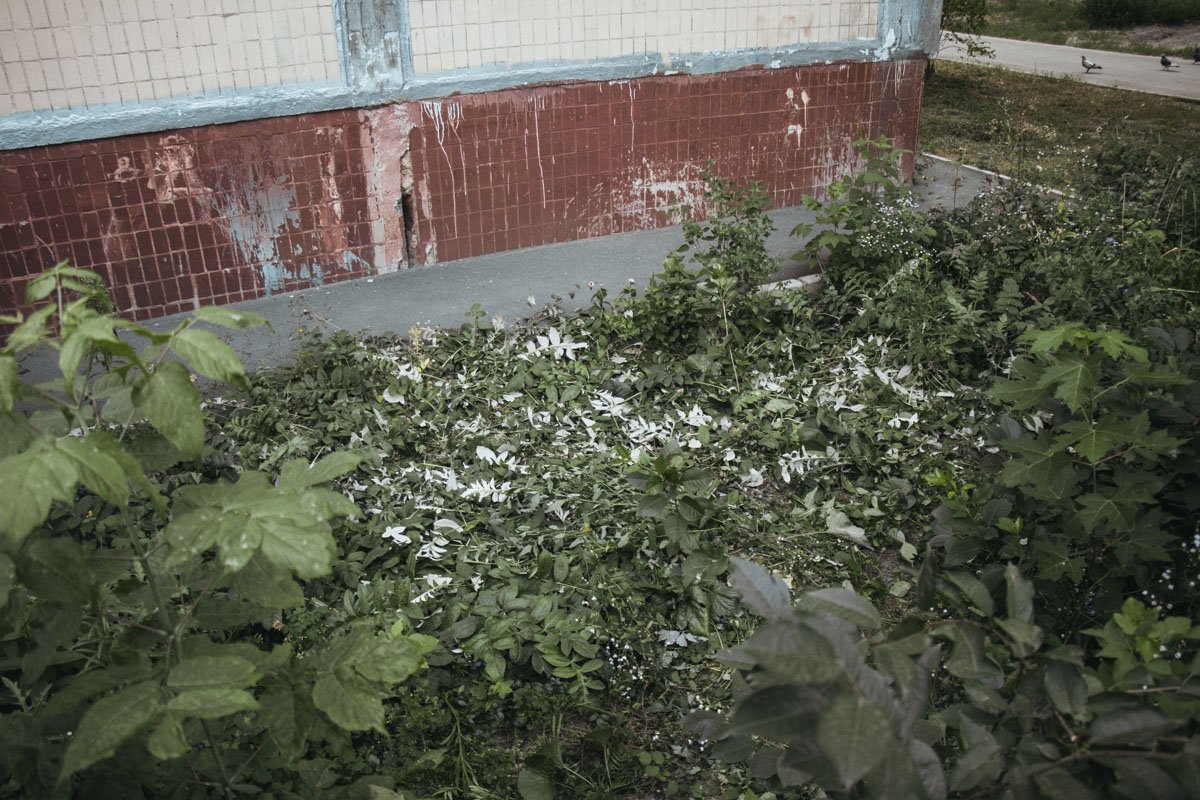 Прибывшие медики обнаружили парня на аллее под домом полностью голым