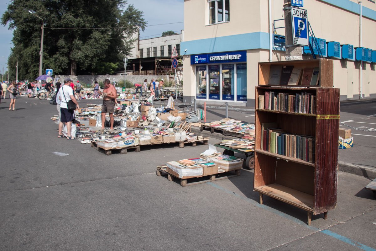 Блошиный рынок на Почайной начинается там, где заканчивается книжный
