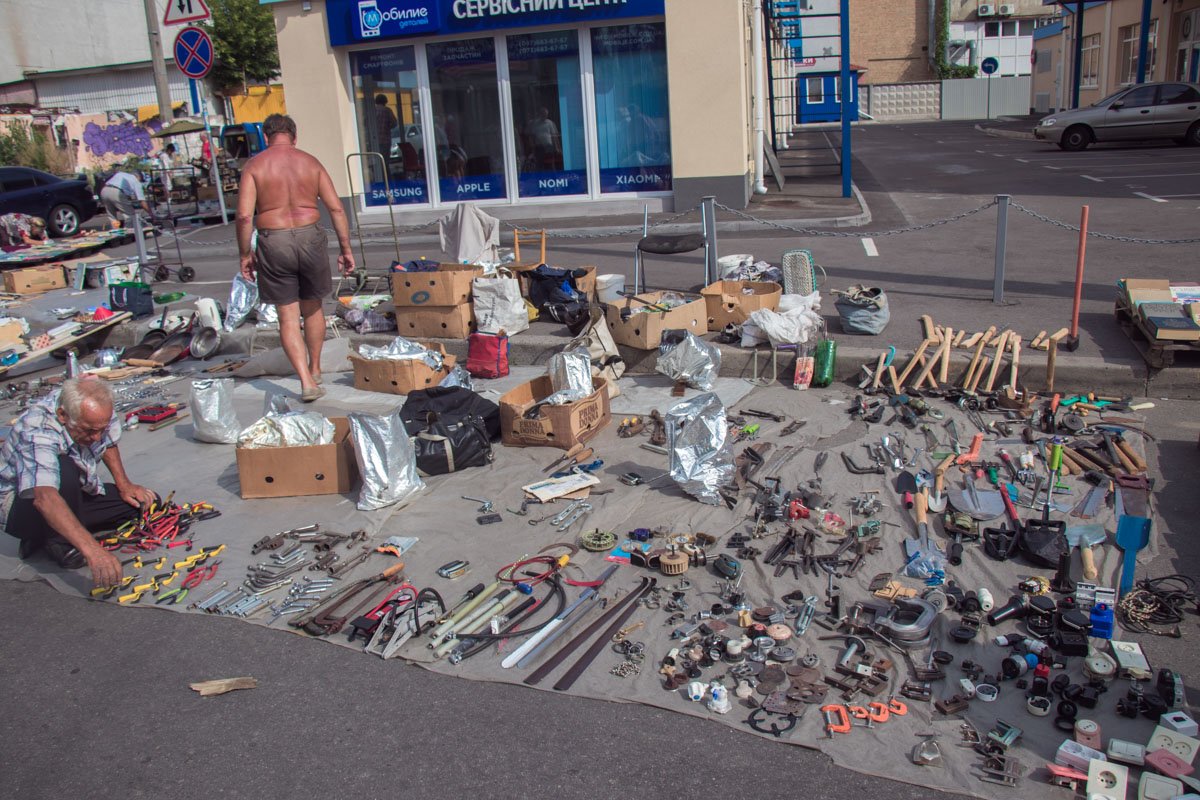 Здесь не работают законы рынка: каждый работает сколько хочет и продает товар по цене, которую сам же и устанавливает 