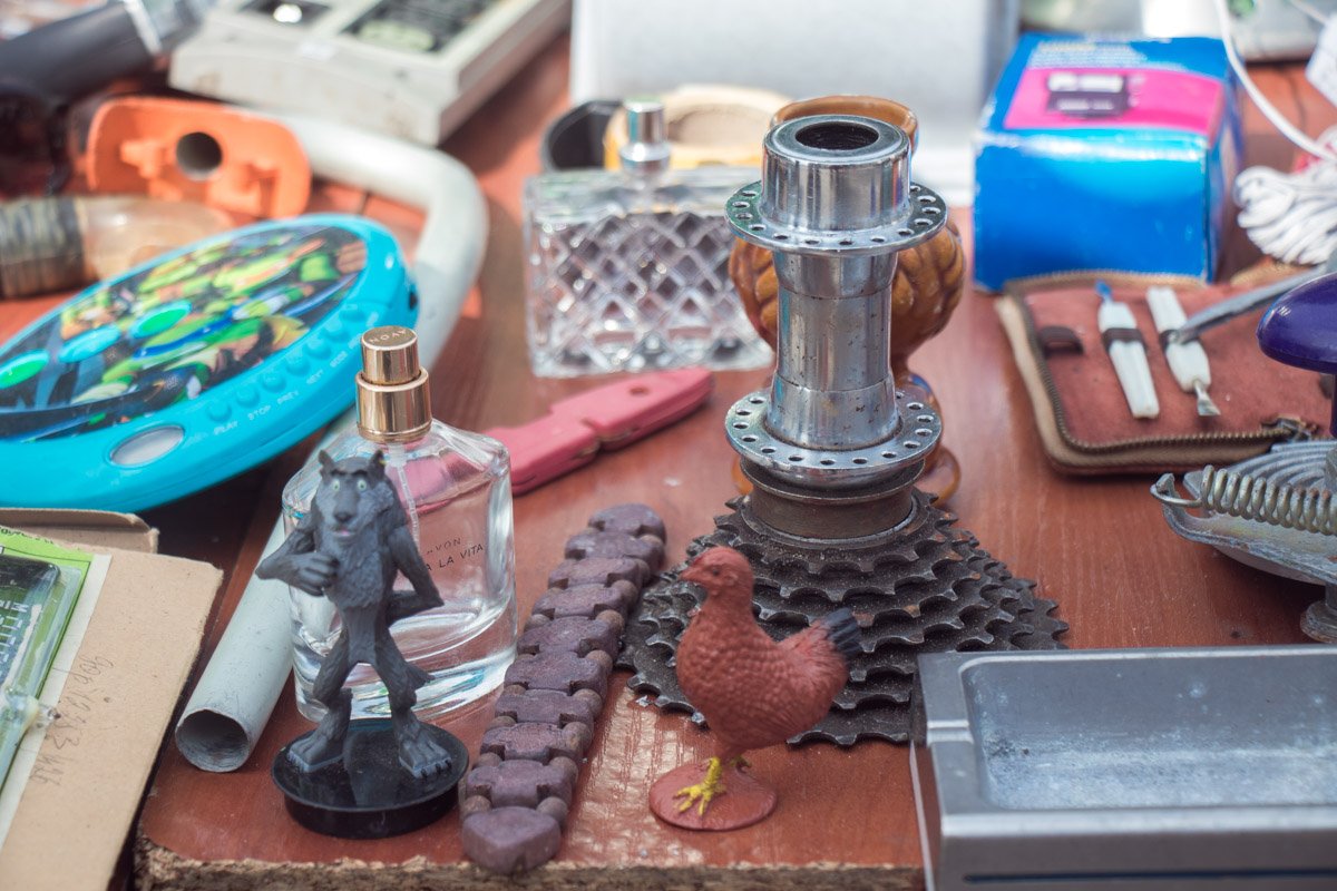 Словом, каждый приносит на продажу то, что не нашло своего места в доме