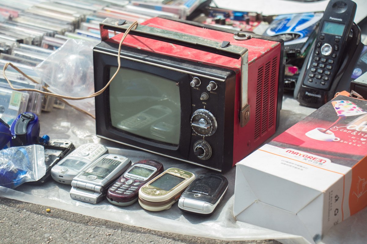 На одной раскладке здесь могут лежать носки, телефоны, гвозди, куклы и книги