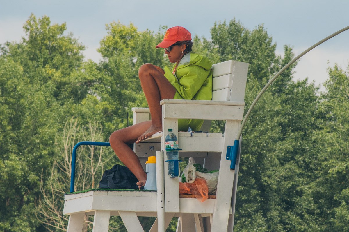 Спасатели смотрят, чтобы никто не пострадал Спасатели смотрят, чтобы никто не пострадал