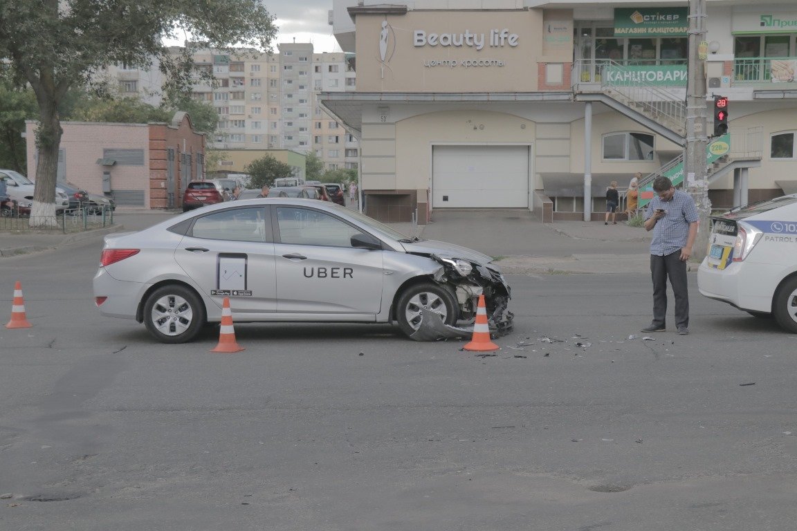 По словам водителя Uber, он двигался по проспекту в сторону улицы Героев Днепра