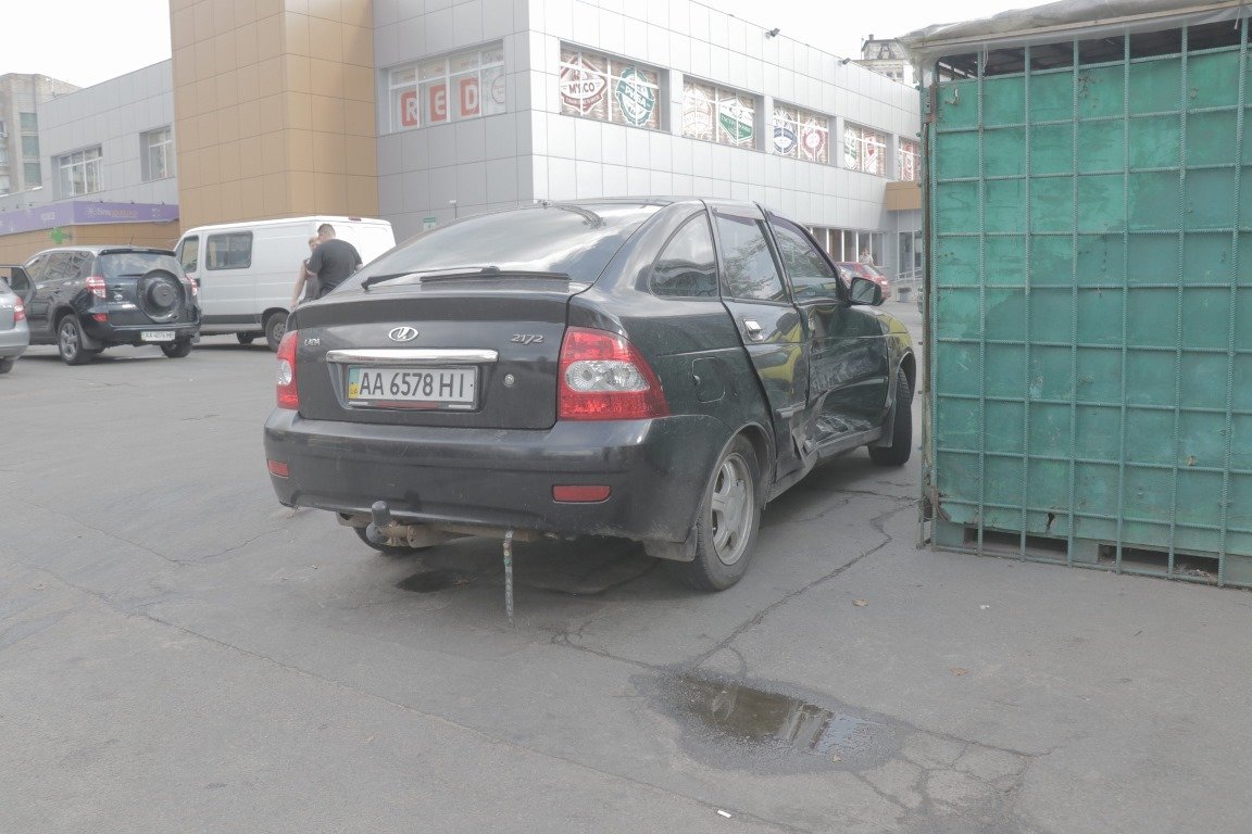 В этот момент в него боком въехал мужчина на Lada