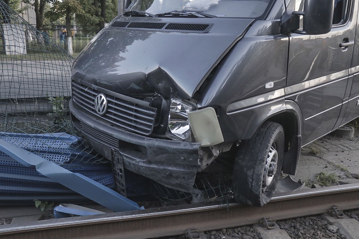 Недалеко от Больницы №6, Volkswagen LT 45 вылетел на трамвайные пути и застрял на отбойнике