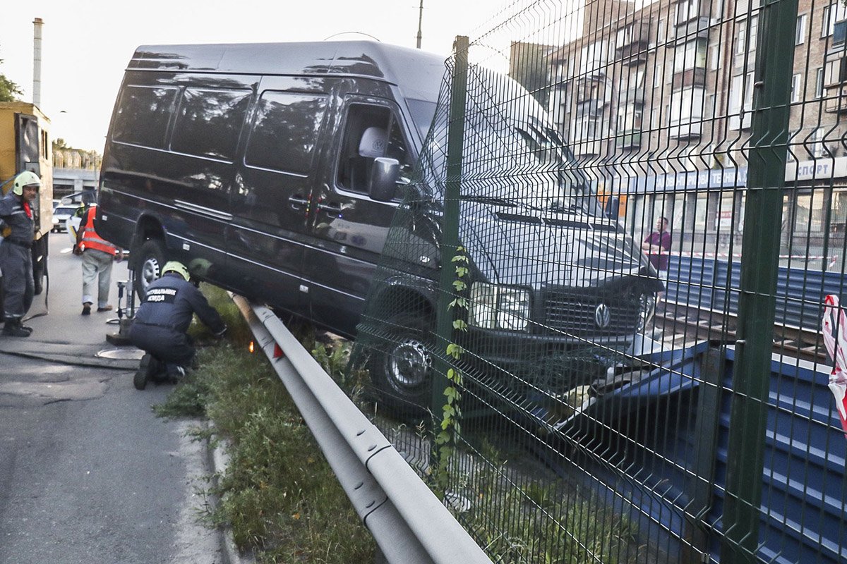 Водитель на большой скорости не справился с управлением, машину занесло и она вылетела с дороги.