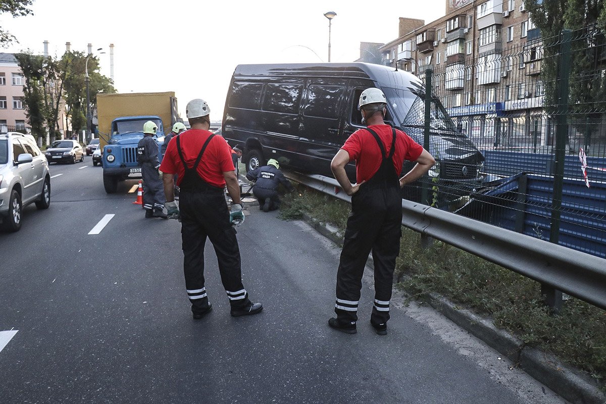 Микроавтобус пробил ограждение линии скоростного трамвая и застрял на отбойнике