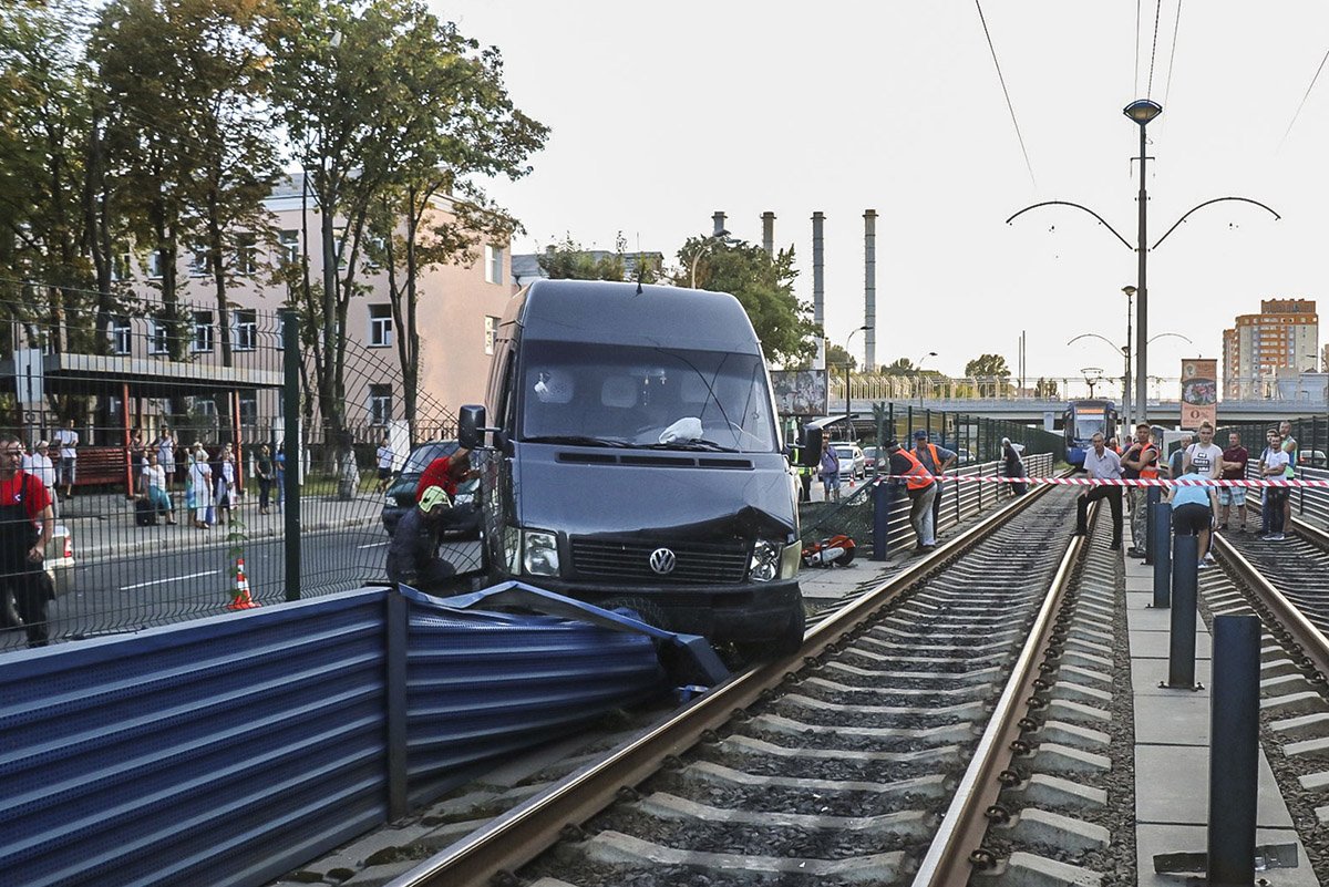 Застрявший на путях автомобиль заблокировал движение скоростных трамваев в обе стороны