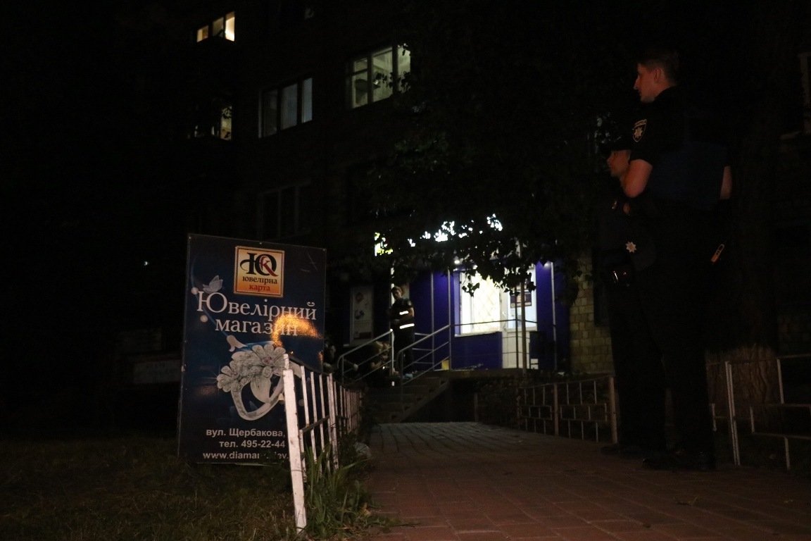 Трое злоумышленников совершили нападение на ювелирный магазин