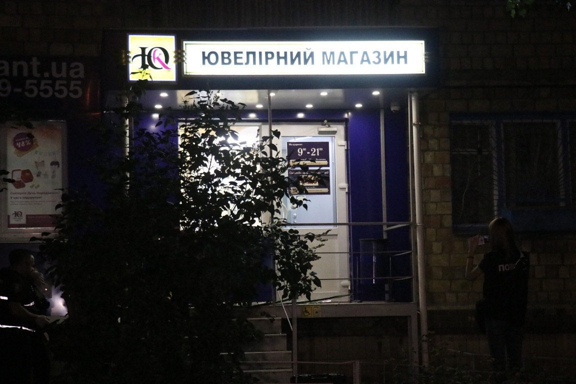 Нападавшие убили охранника, обокрали магазин и скрылись с места преступления