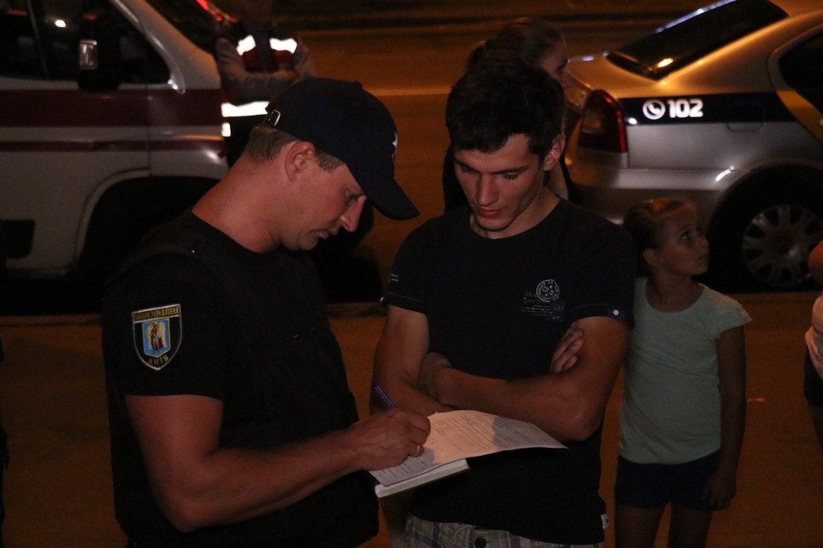 Полиция ищет свидетелей преступления и просит сообщать любую информацию про инцидент на линию 102