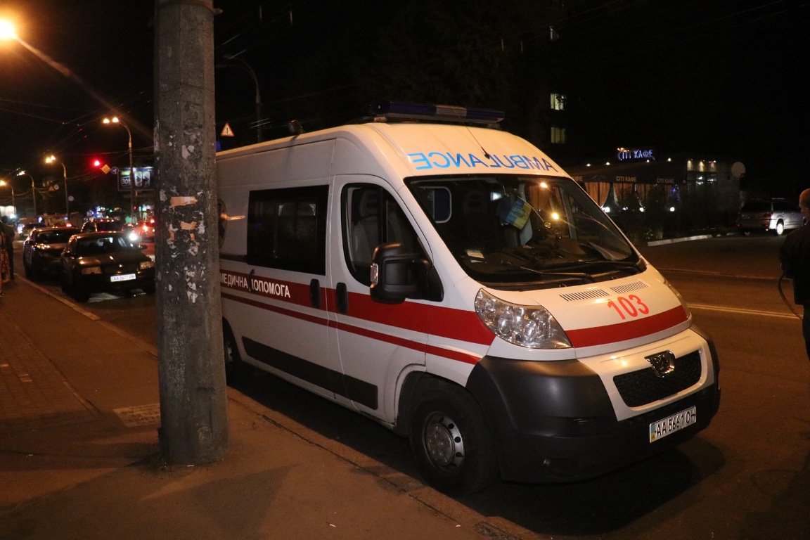 На месте дежурят медики