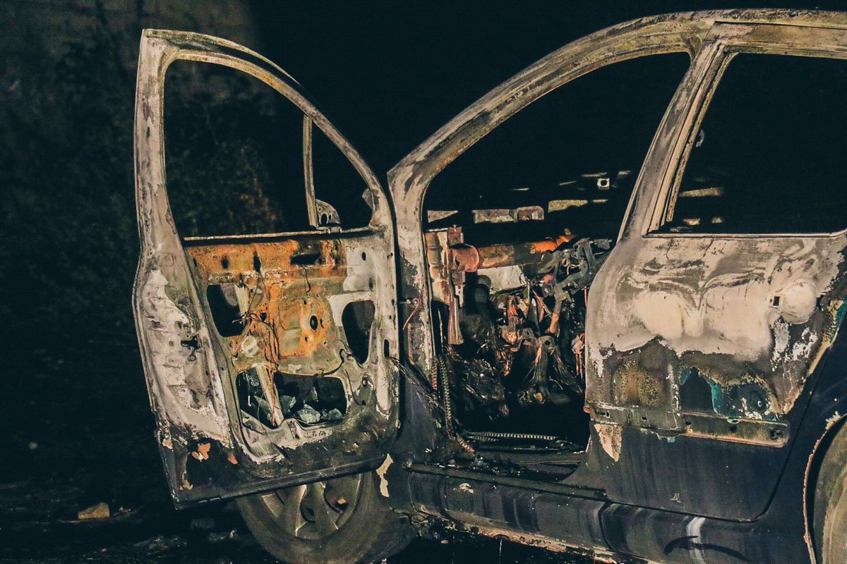 Сгоревшее авто нашли в гаражном кооперативе