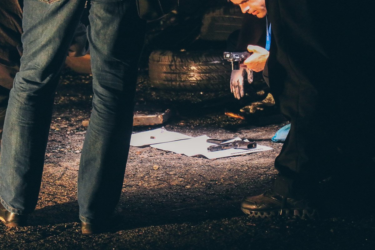 Также в машине выявили оружие - пистолет и автомат